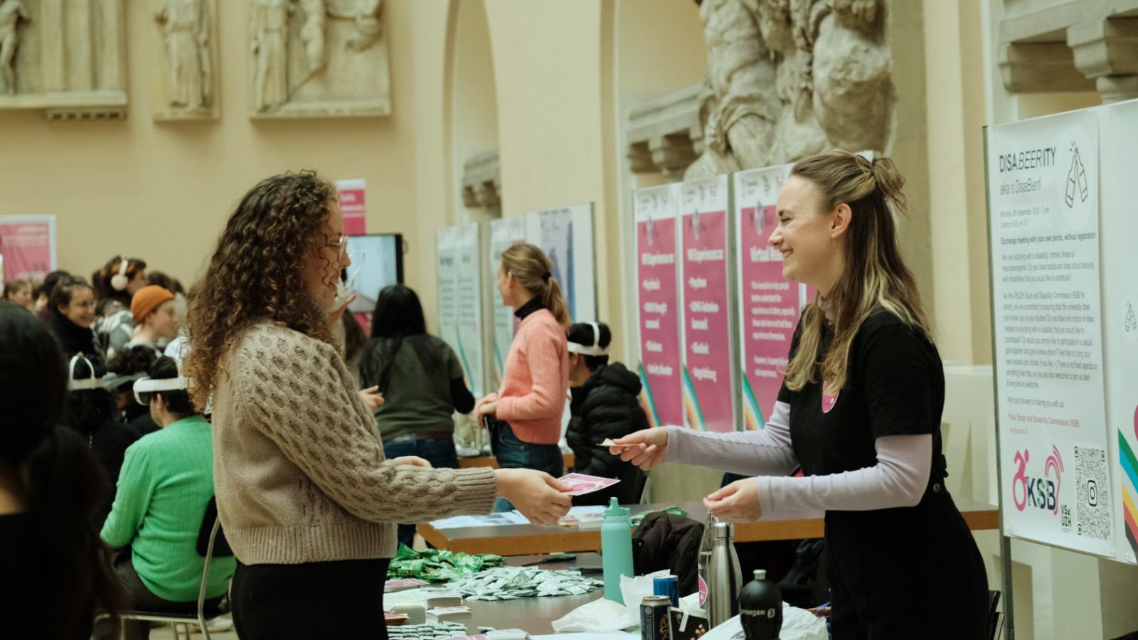 Bunt, mutig und mitreissend: Mitorganisatorin Leonie Barnsteiner (r.) konnte sich über einen regen Austausch freuen. (Alle Bilder: Thomas Walker)